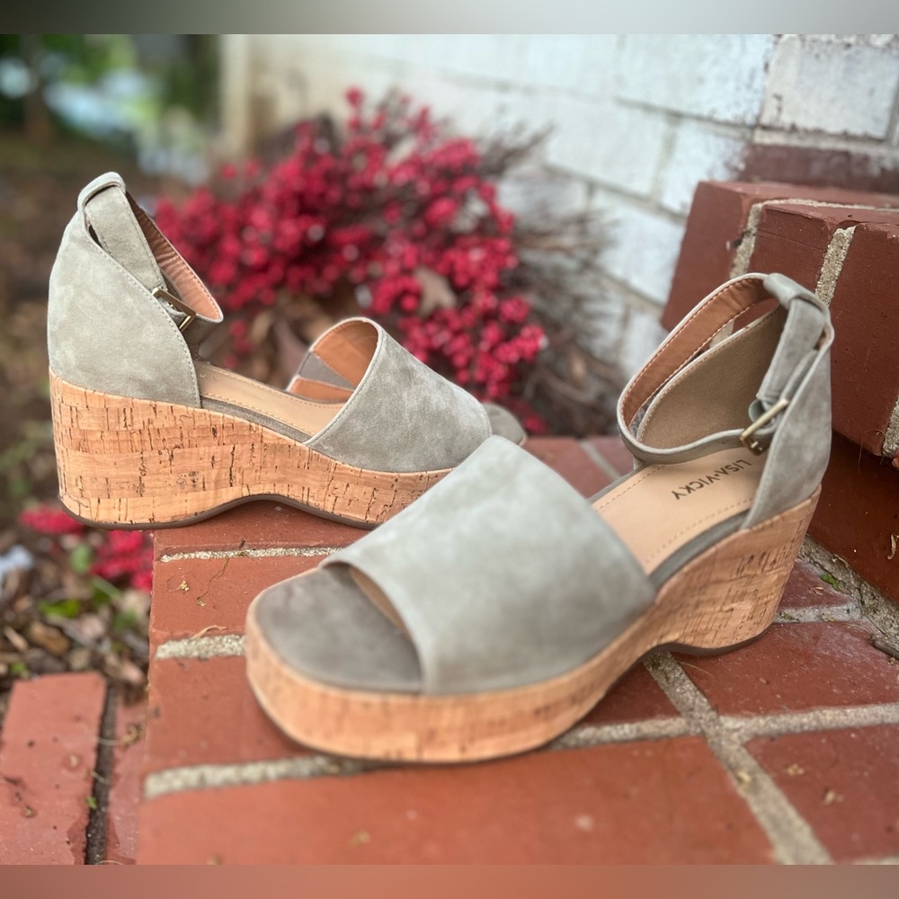 🆕‎ Lisa Vicky Brand Women's Greenish gray Wedge Sandals.